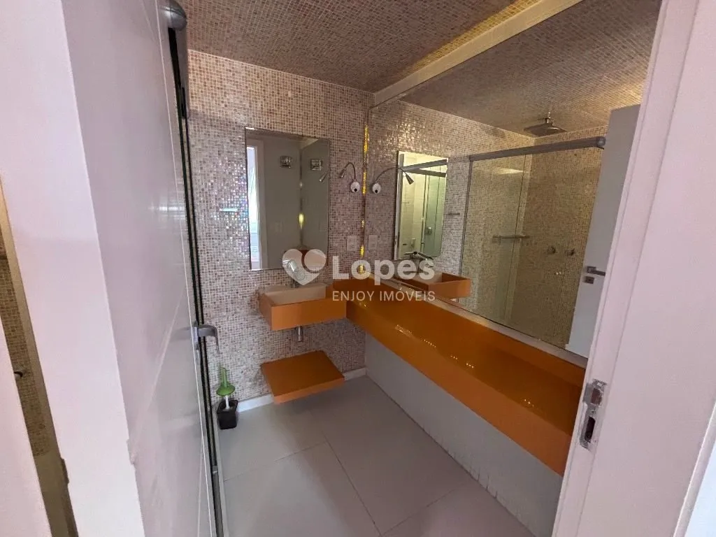 Unfurnished house with 7 bedrooms and 10 bathrooms — photo 13