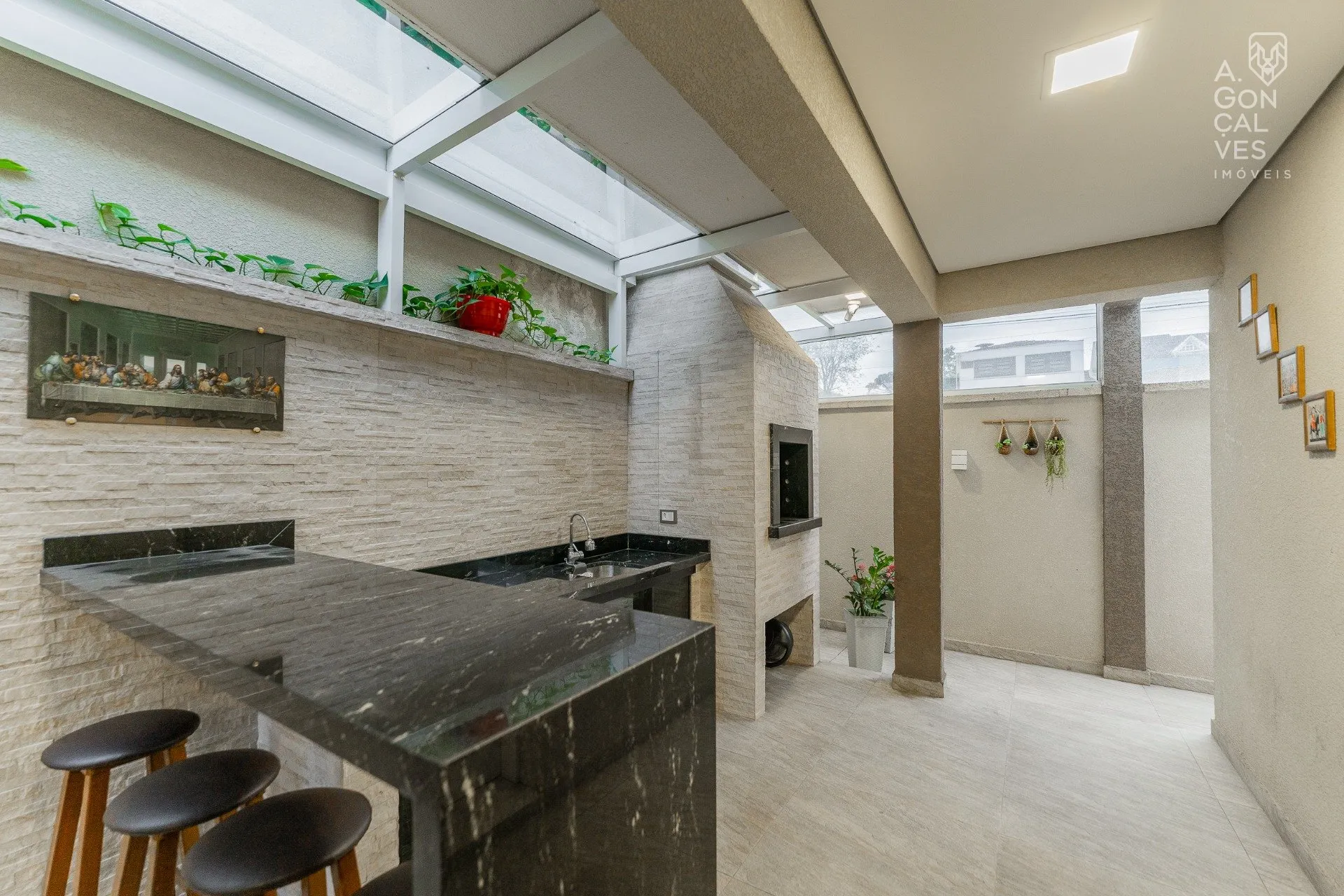 House with 3 bedrooms and an open-plan kitchen — photo 32