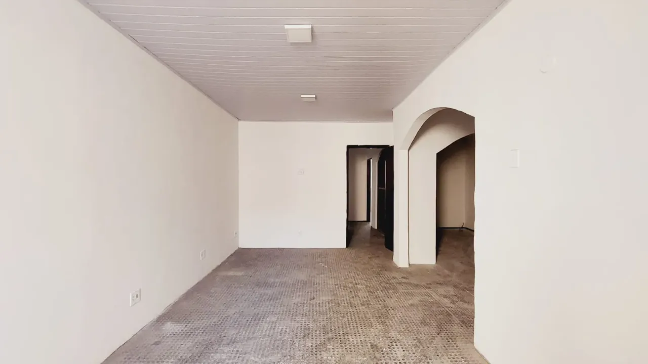 Unfurnished house with 5 bedrooms, 2 bathrooms, no parking — photo 5