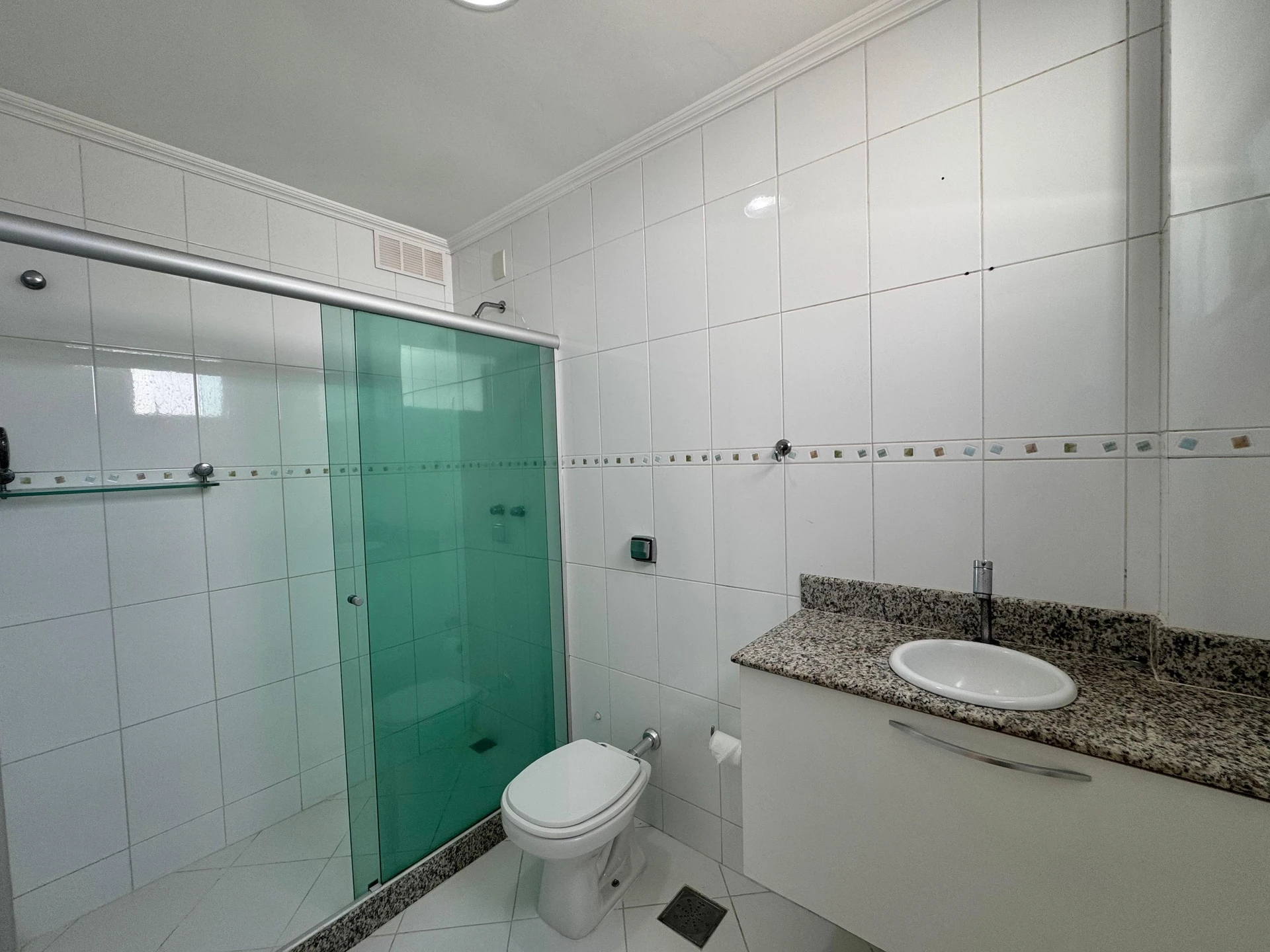 Unfurnished 3-bedroom apartment with a glassed balcony — photo 42