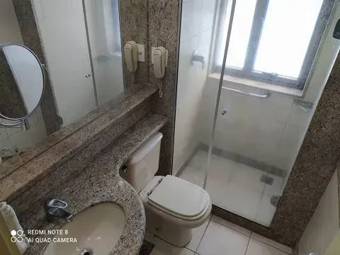 Furnished 1-bedroom apartment with glass-enclosed shower — photo 2