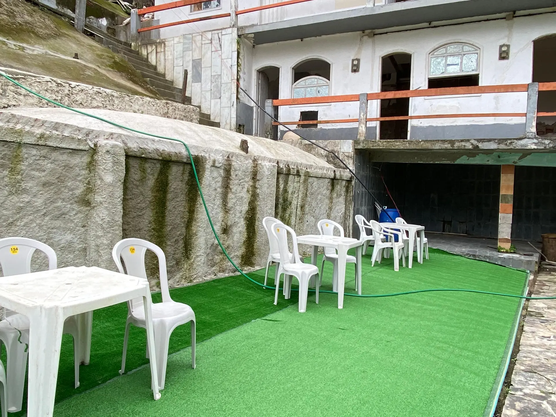 Studio in a building with a pool — photo 16