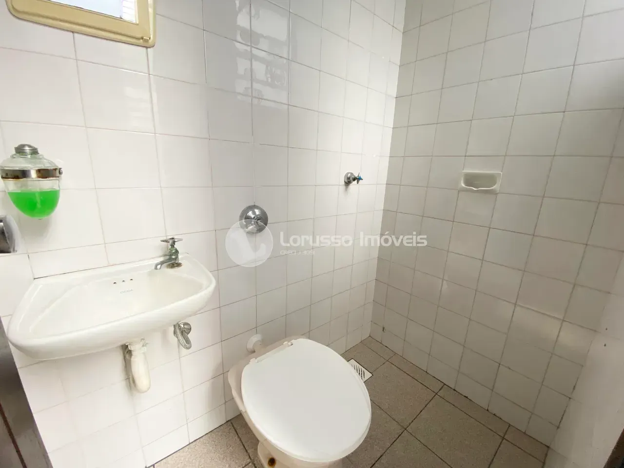 Bathtub in a 3-bedroom house, 190 m² — photo 18