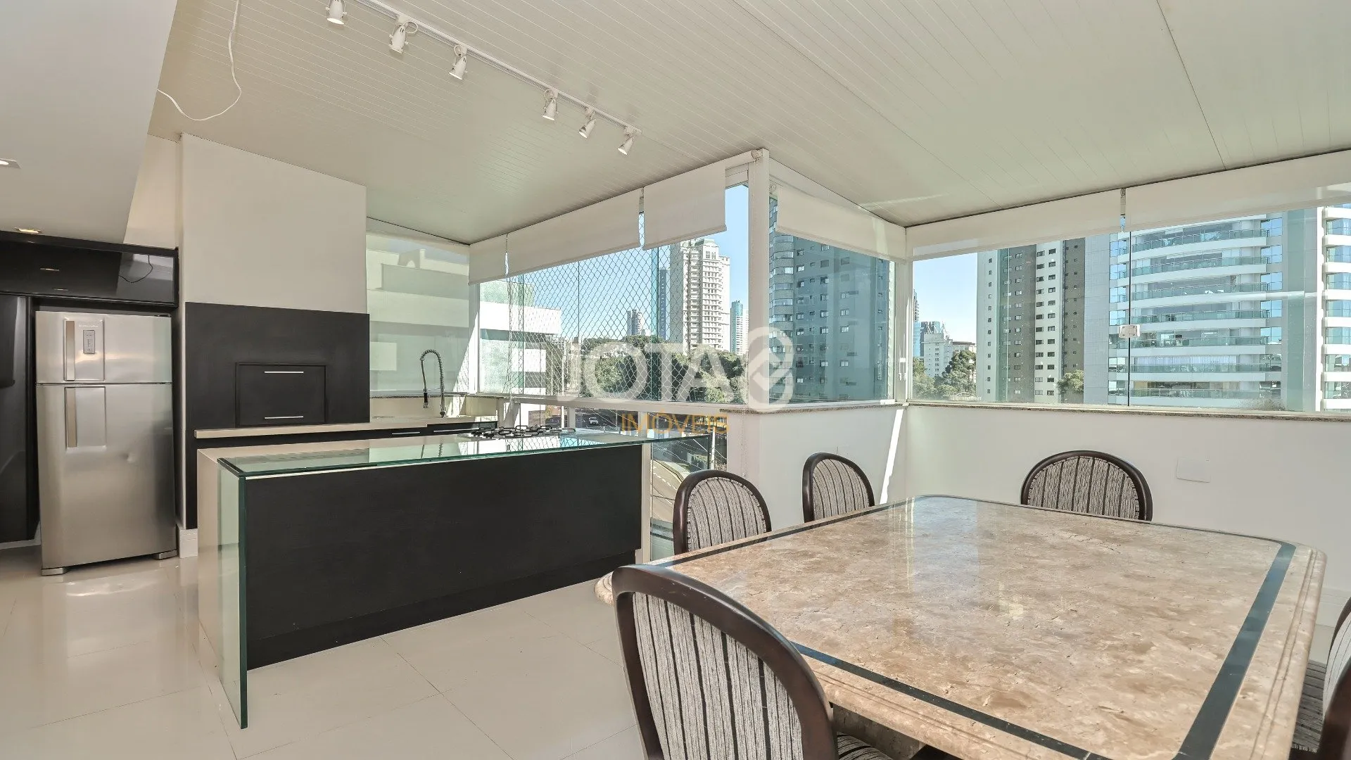 Furnished 3-bedroom apartment with a private BBQ — photo 21