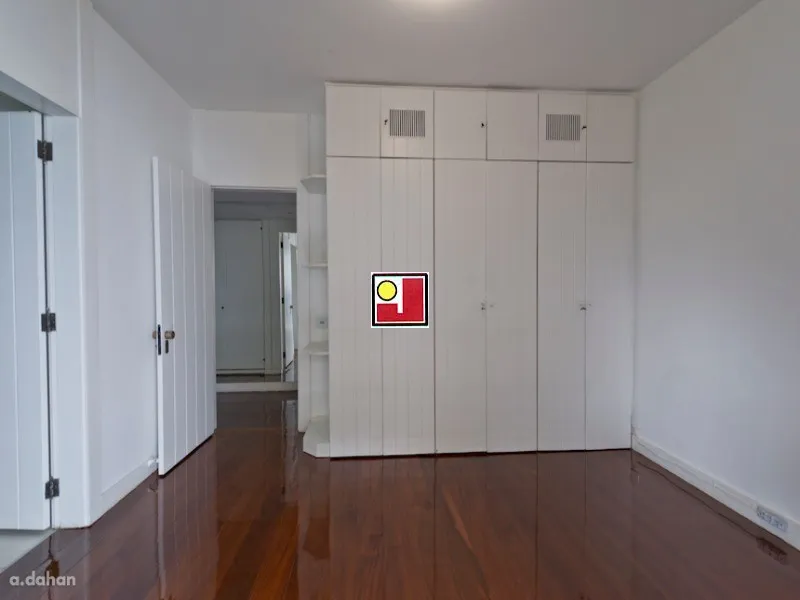 4-bedroom apartment with a glass-enclosed balcony — photo 25