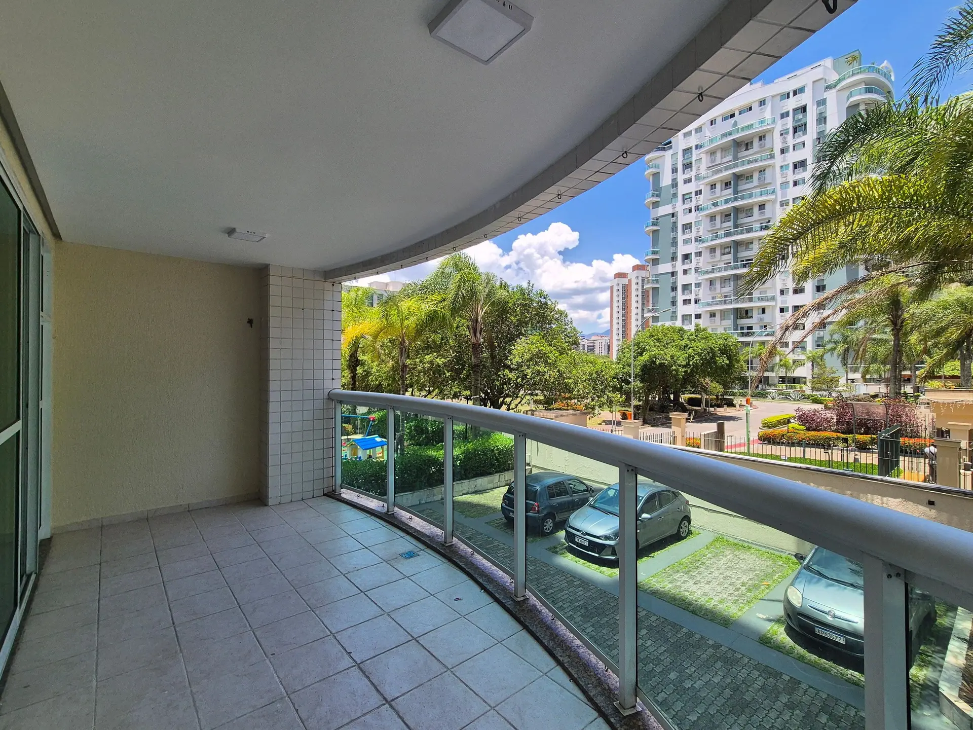 4-bedroom apartment in a building with a gym — photo 16