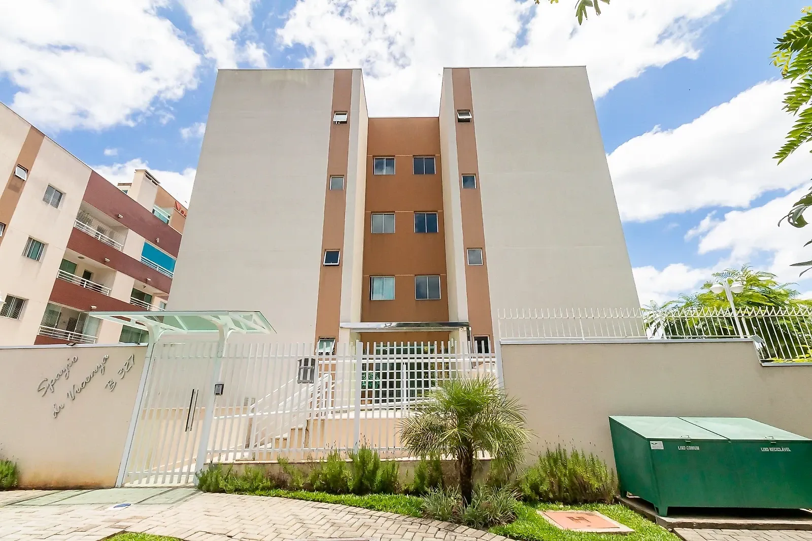 Balcony with a grill in a 3-bedroom apartment, 74 m² — photo 25