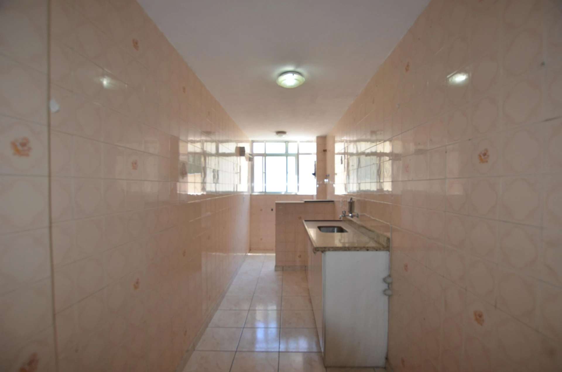 Apartamento sem mobília com cozinha separada e 2 quartos