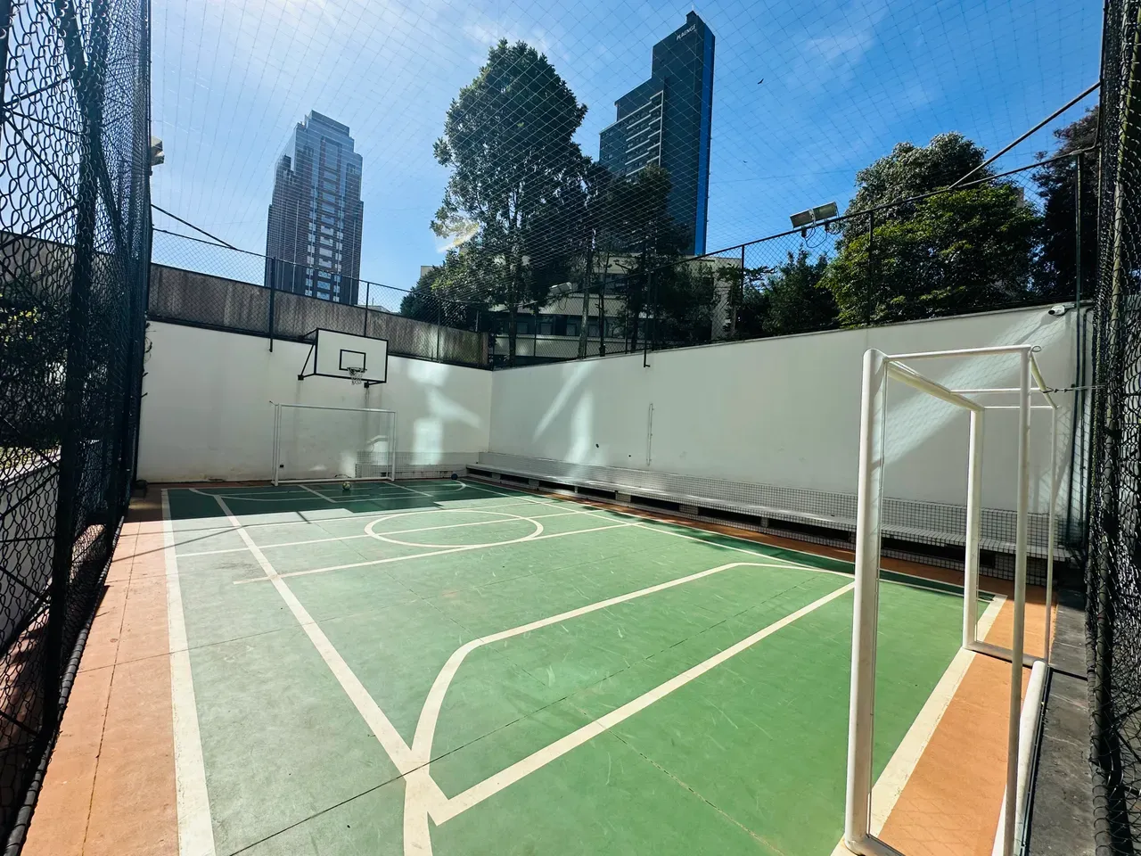 4-bedroom apartment in a building with a gym — photo 35
