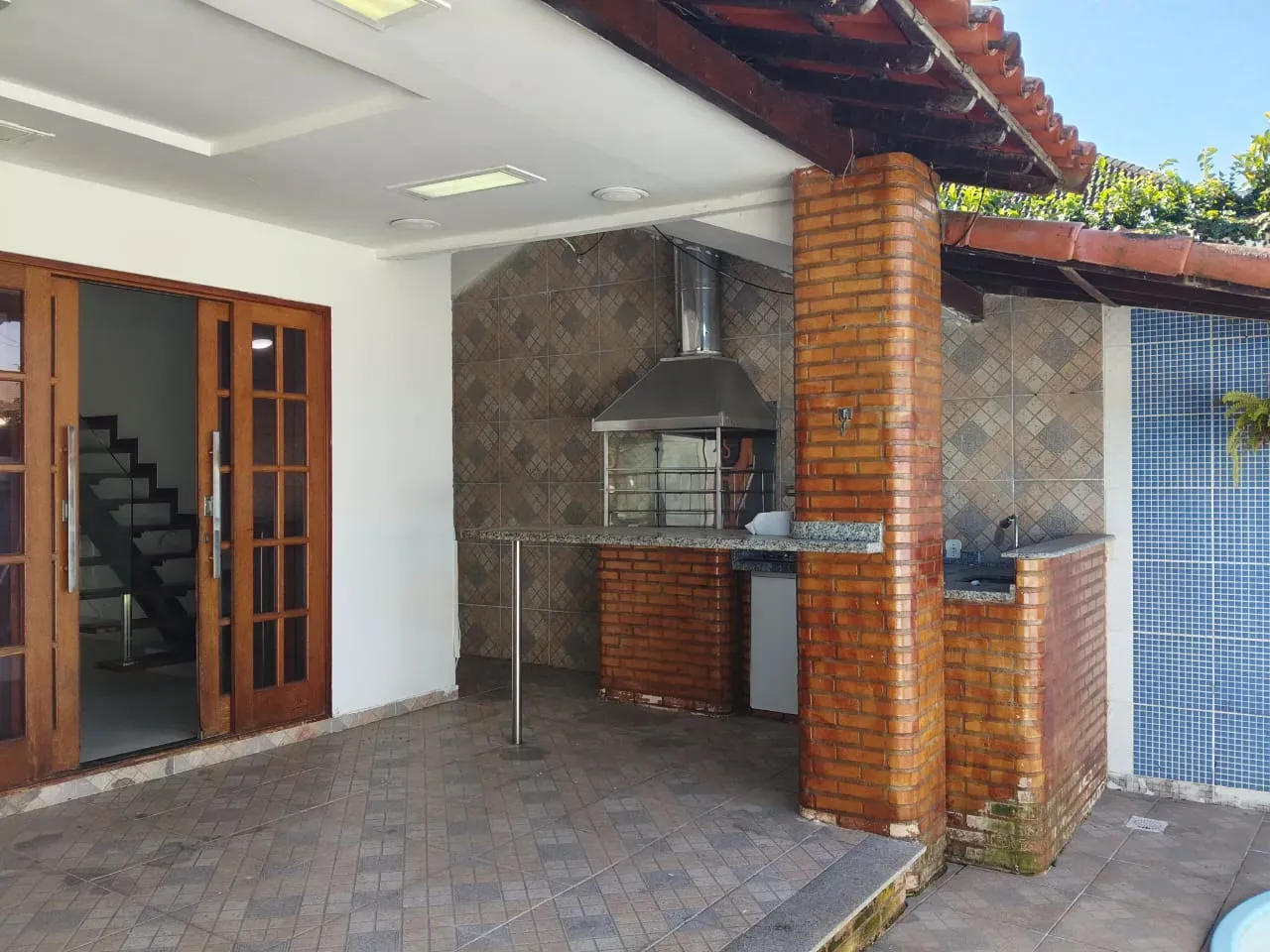 240 m² house with a garden and a grill on the balcony — photo 22
