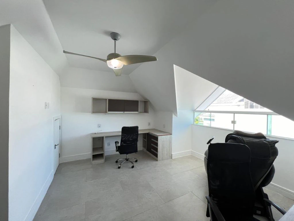 Furnished triplex home with 4 en-suites and 4 parking — photo 15