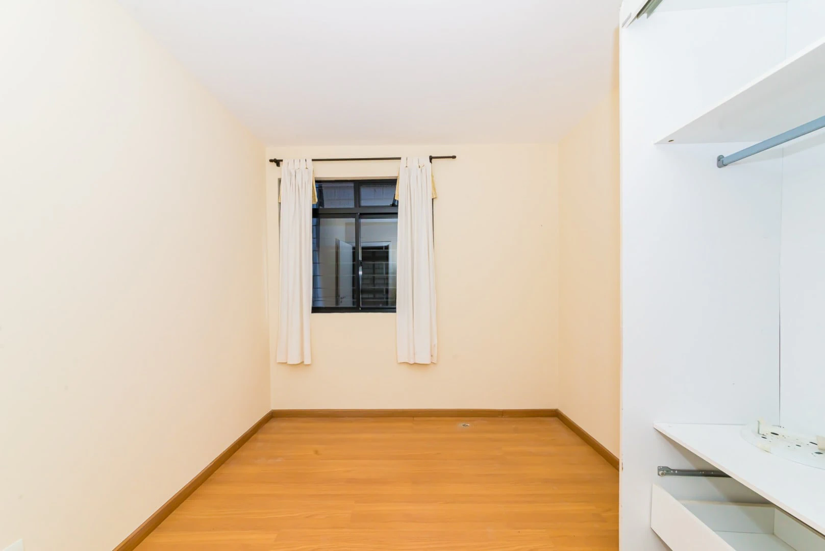 Apartamento com piso de madeira ou laminado, Cabral — photo 12