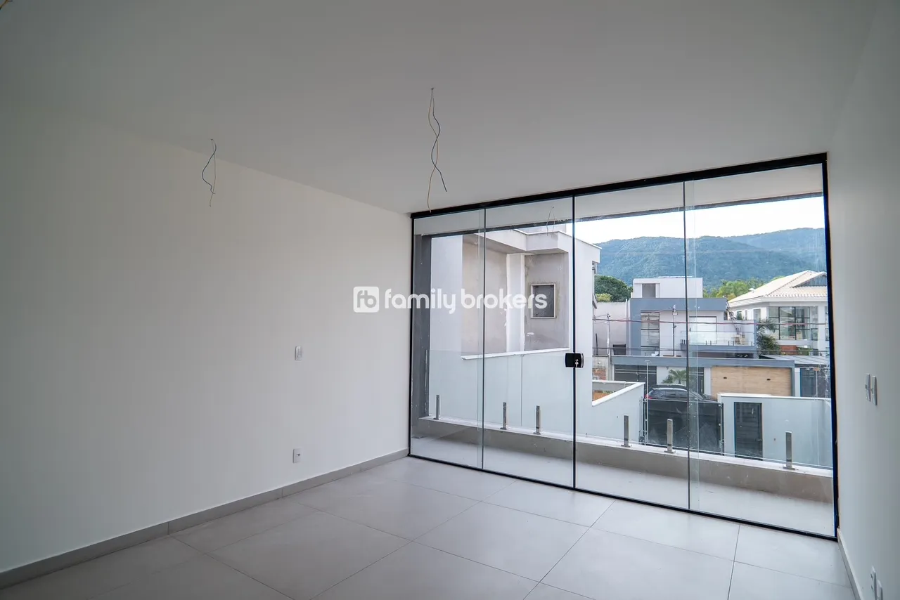 House with open-plan kitchen and 4 bedrooms, 220 m² — photo 4