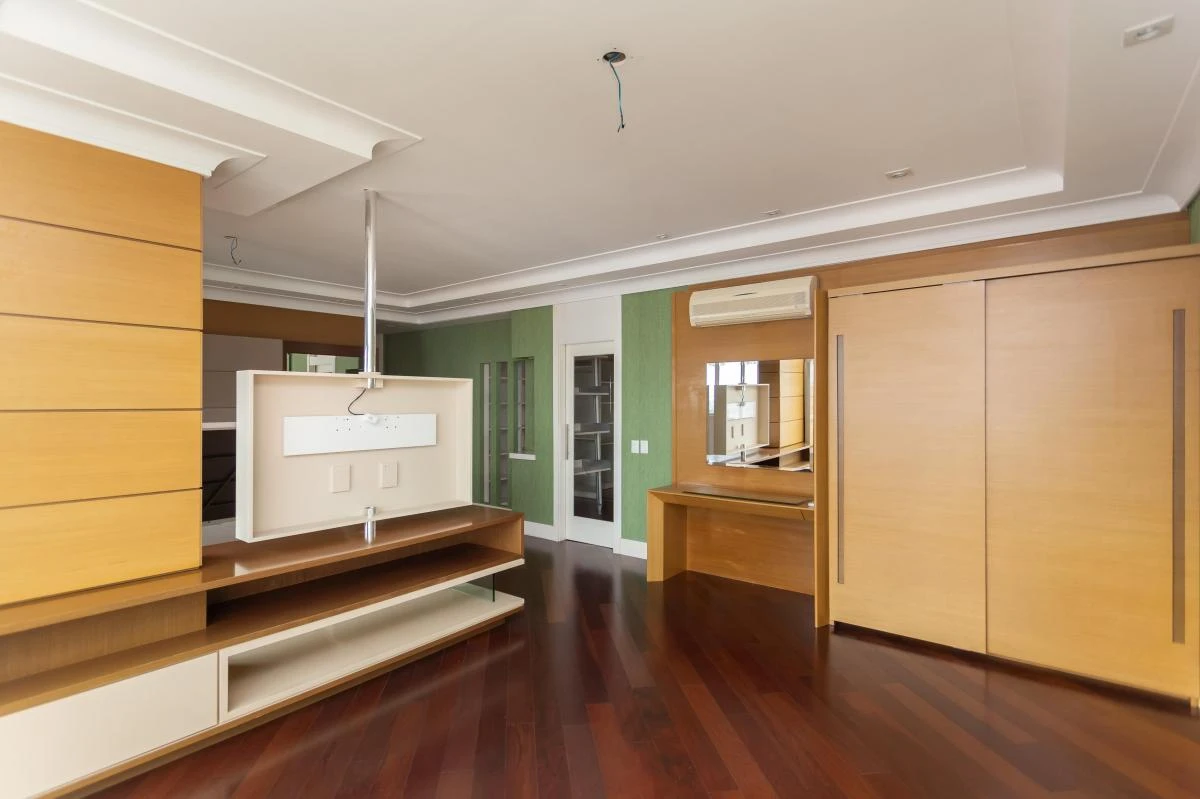 Glass-enclosed balcony in a 3-bedroom apartment, 297 m² — photo 27