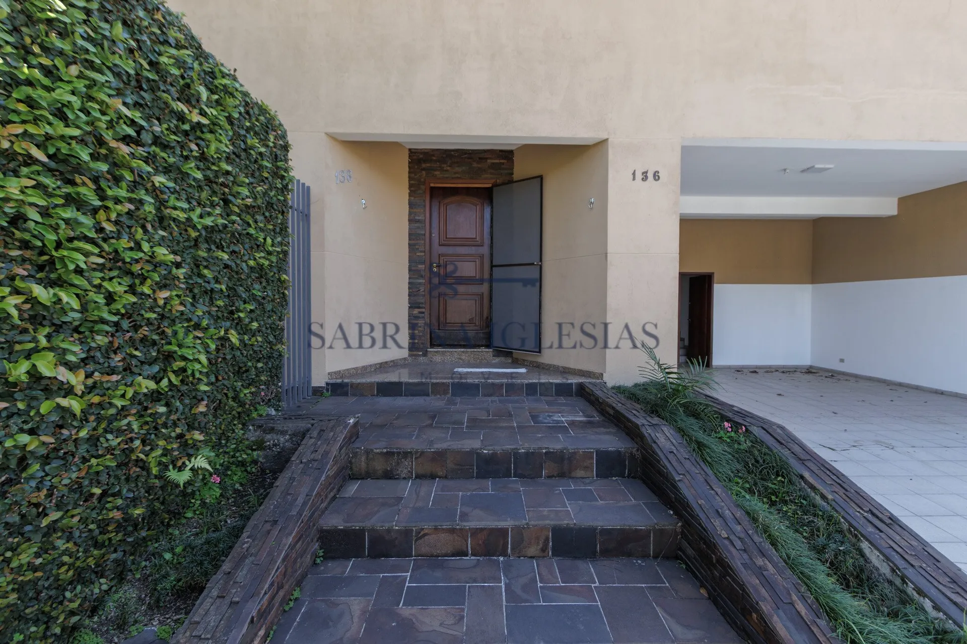 4-bedroom house with a grill on the balcony in Curitiba — photo 58