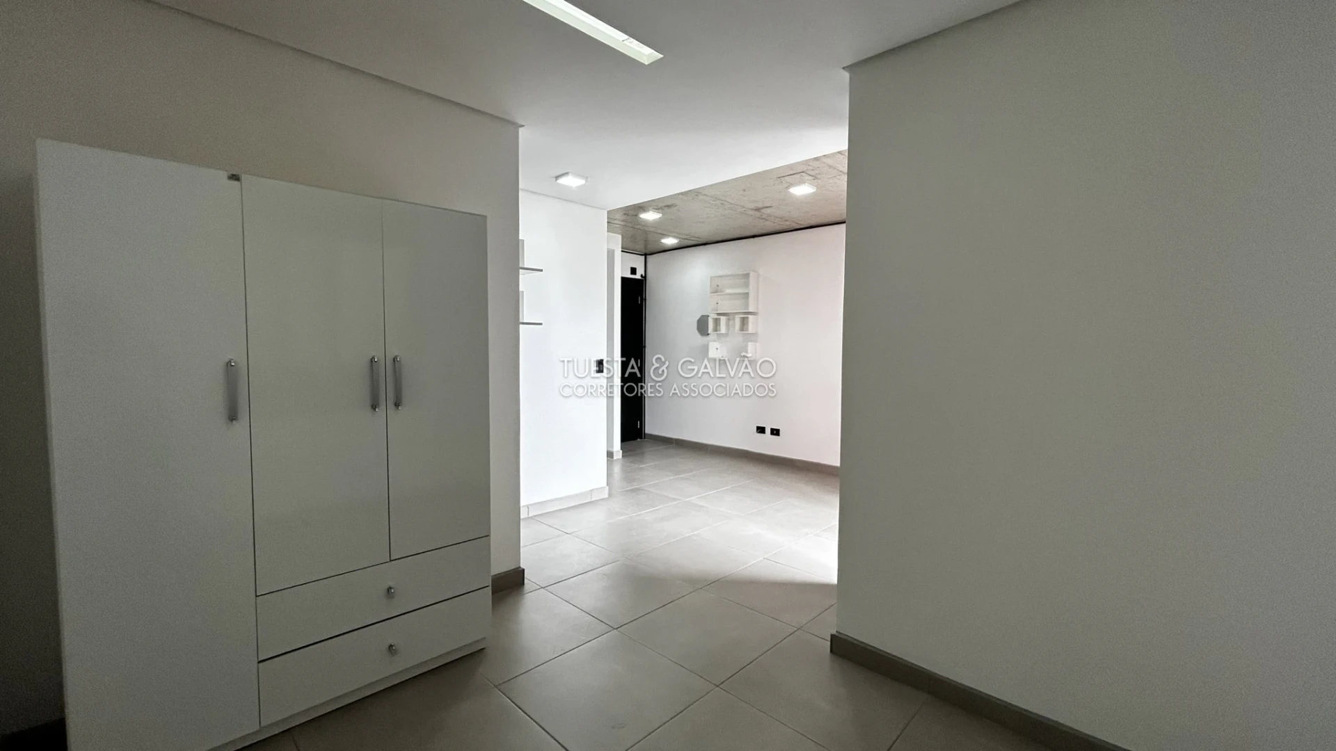 1-bedroom apartment with open-plan kitchen, 47 m² — photo 11