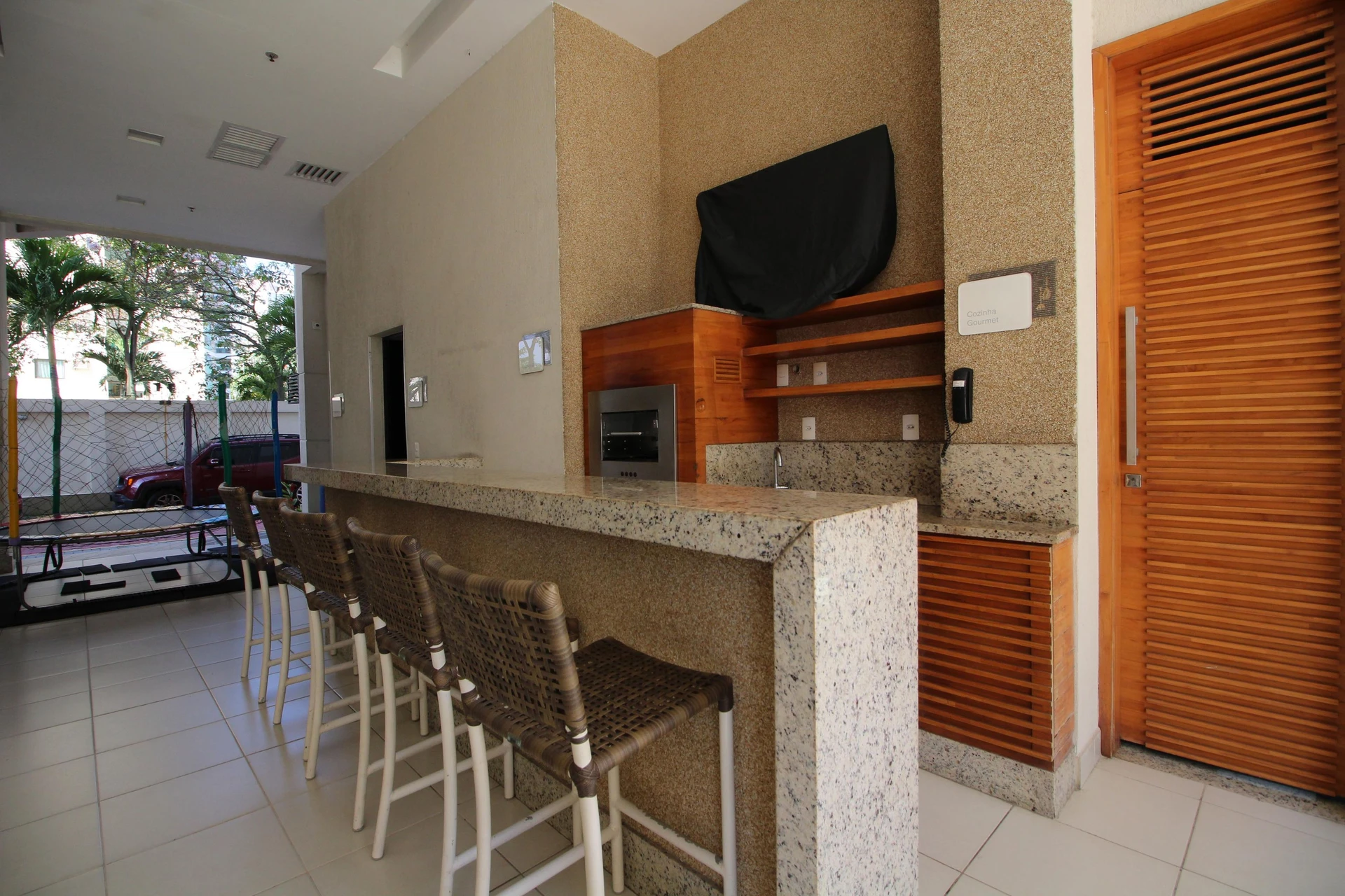 Glass-enclosed balcony in a 3-bedroom apartment, 77 m² — photo 48