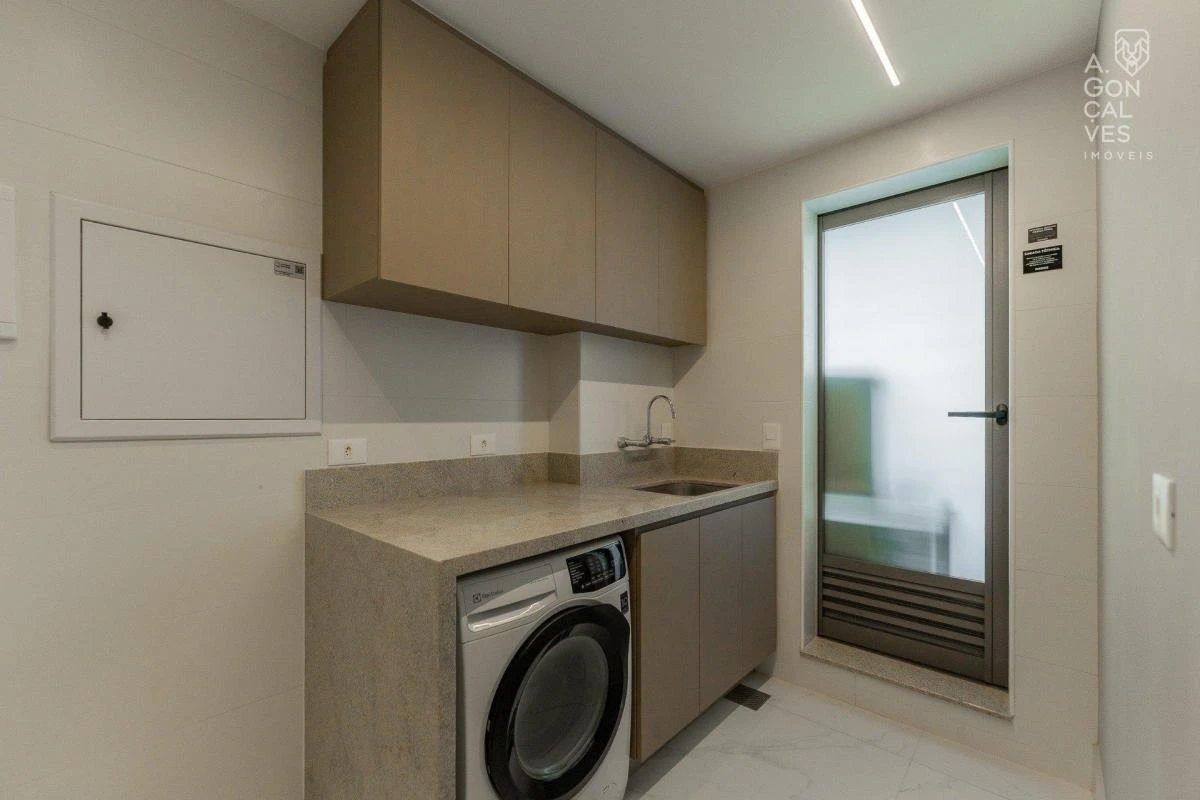 Furnished apartment, 139 m², with a glass-enclosed balcony — photo 29