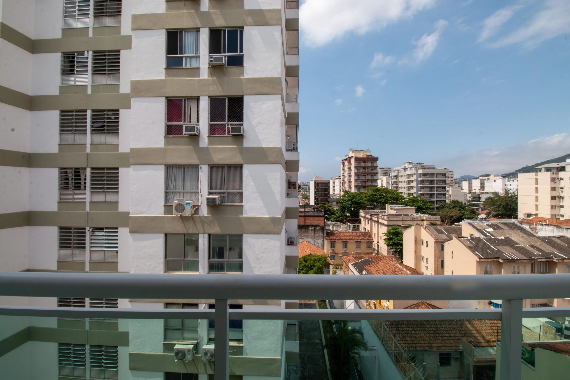 Floor-to-ceiling windows in a 2-bedroom apartment, 59 m² — photo 22