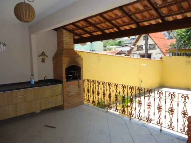 Balcony with a grill in a 3-bedroom house, 175 m² — photo 10
