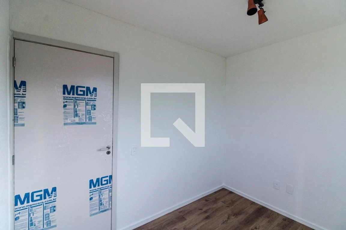 Balcony with a grill in a 2-bedroom apartment, 43 m² — photo 25