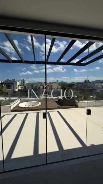 4-bedroom house with floor-to-ceiling windows — photo 2