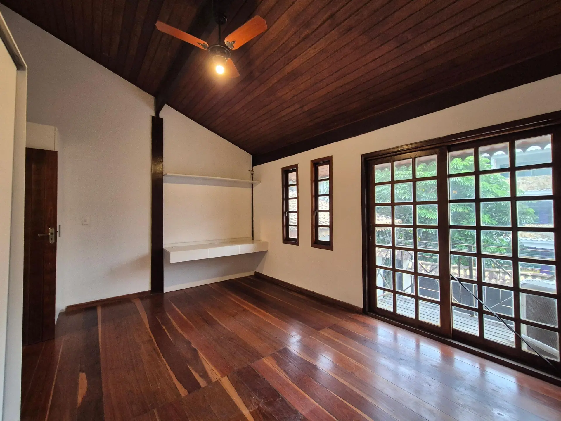 Balcony with a grill in a 3-bedroom house, 150 m² — photo 15
