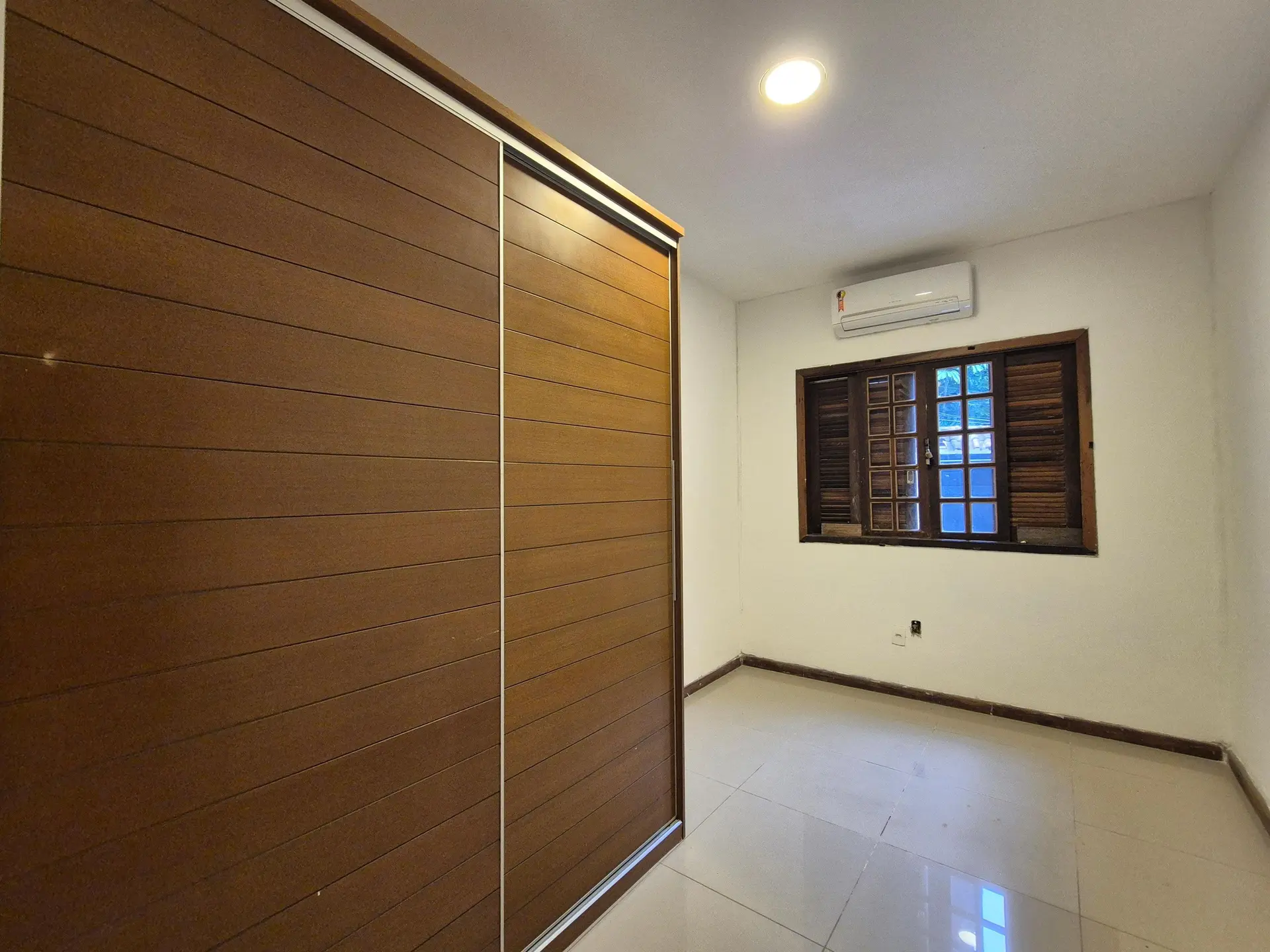 Balcony with a grill in a 3-bedroom house, 150 m² — photo 28