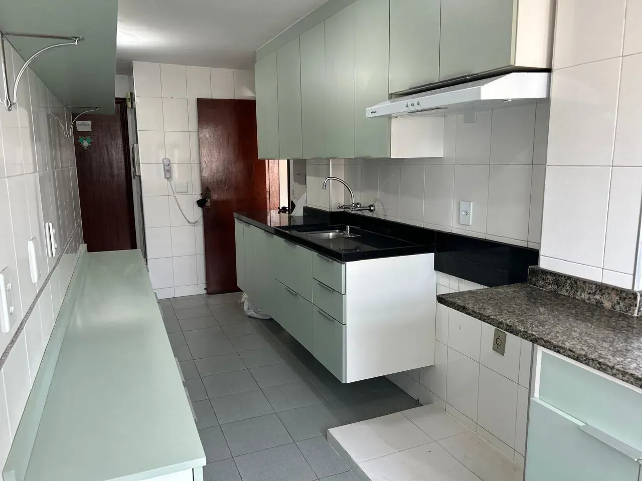 Unfurnished apartment with 3 bedrooms and 5 bathrooms — photo 41