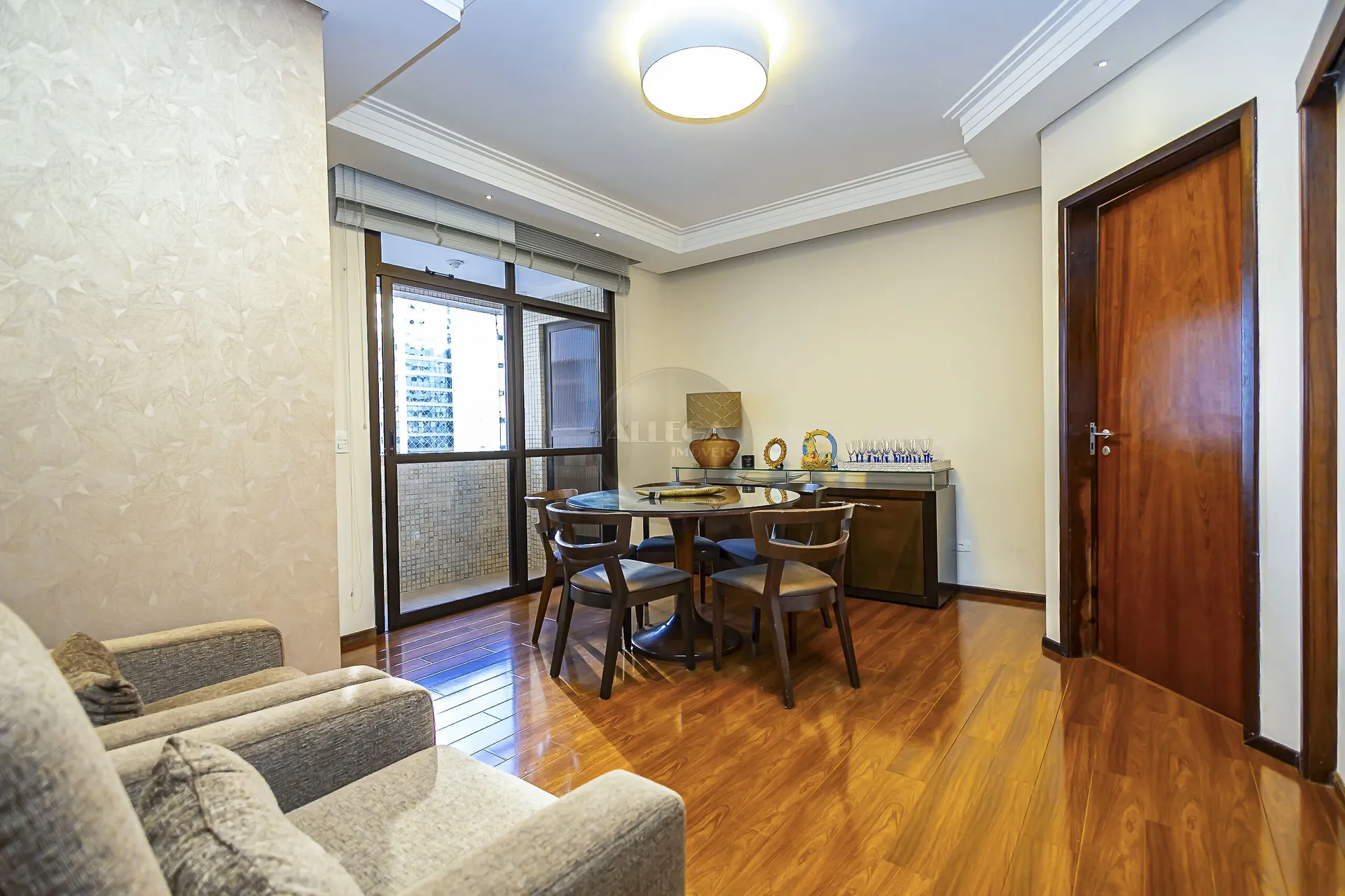 Apartamento com 4 quartos e piso de madeira na sala — photo 12