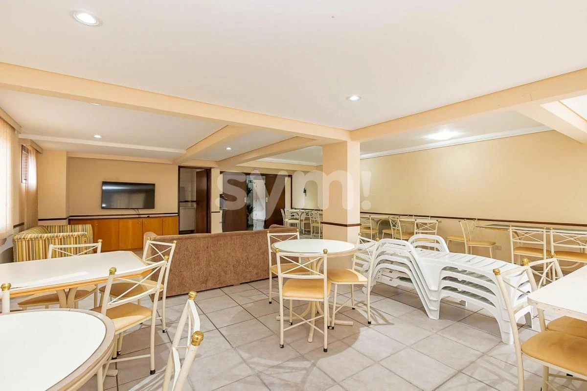 Glass-enclosed balcony in a 3-bedroom apartment, 98 m² — photo 21
