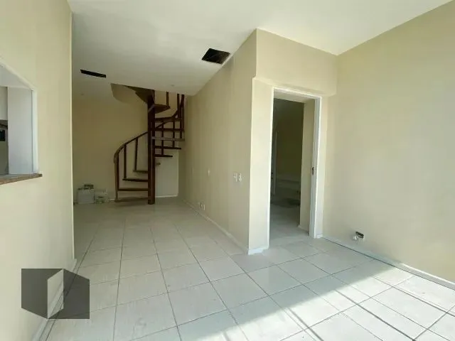 Unfurnished apartment with a glass-enclosed balcony — photo 12