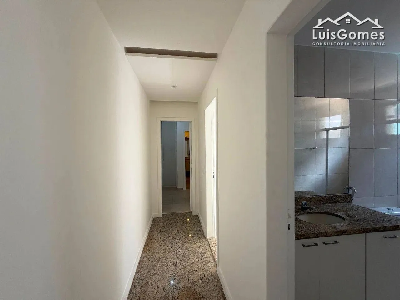 Unfurnished house with 5 bedrooms and 5 bathrooms — photo 8