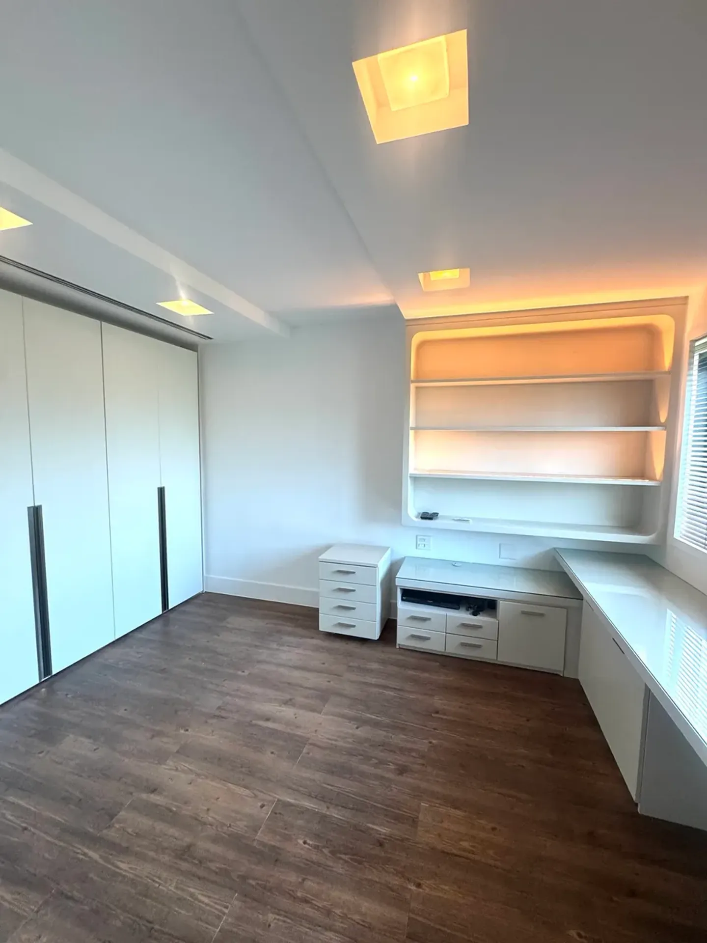 335 m² apartment with a glass-enclosed balcony and a jacuzzi — photo 23