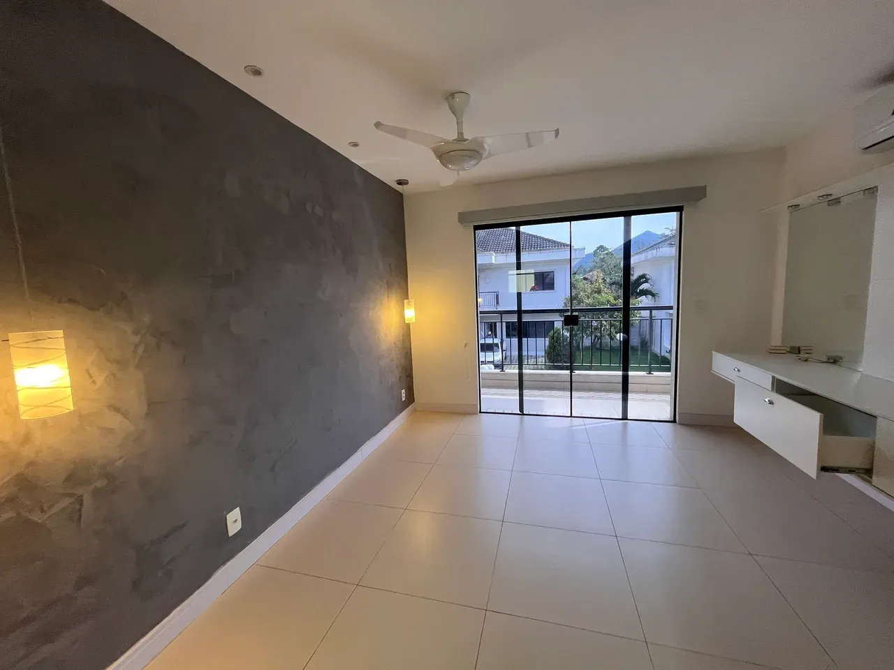 180 m² house with a walk-in closet and a mountain view — photo 3