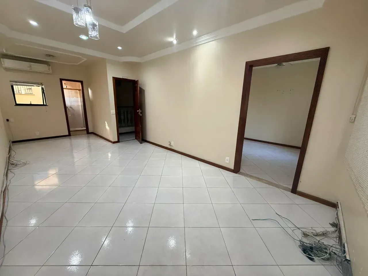 Casa comercial sem mobília com 3 quartos e 4 banheiros — photo 3