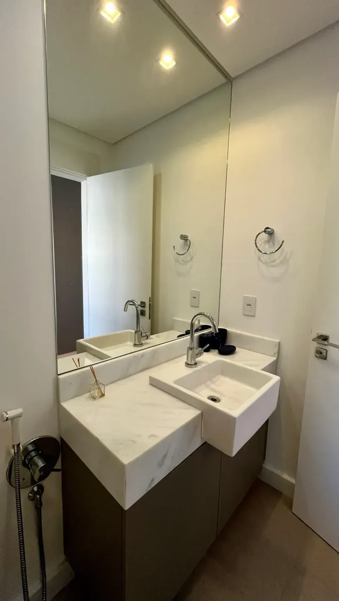 Furnished apartment with 3 en-suite suites — photo 49
