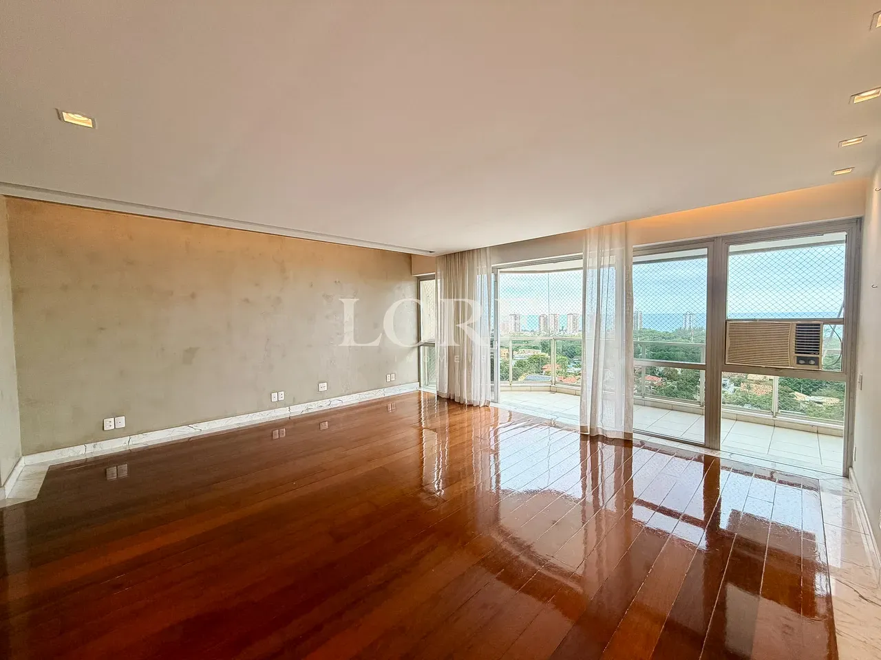 Floor-to-ceiling windows in a 4-bedroom apartment, 205 m² — photo 4
