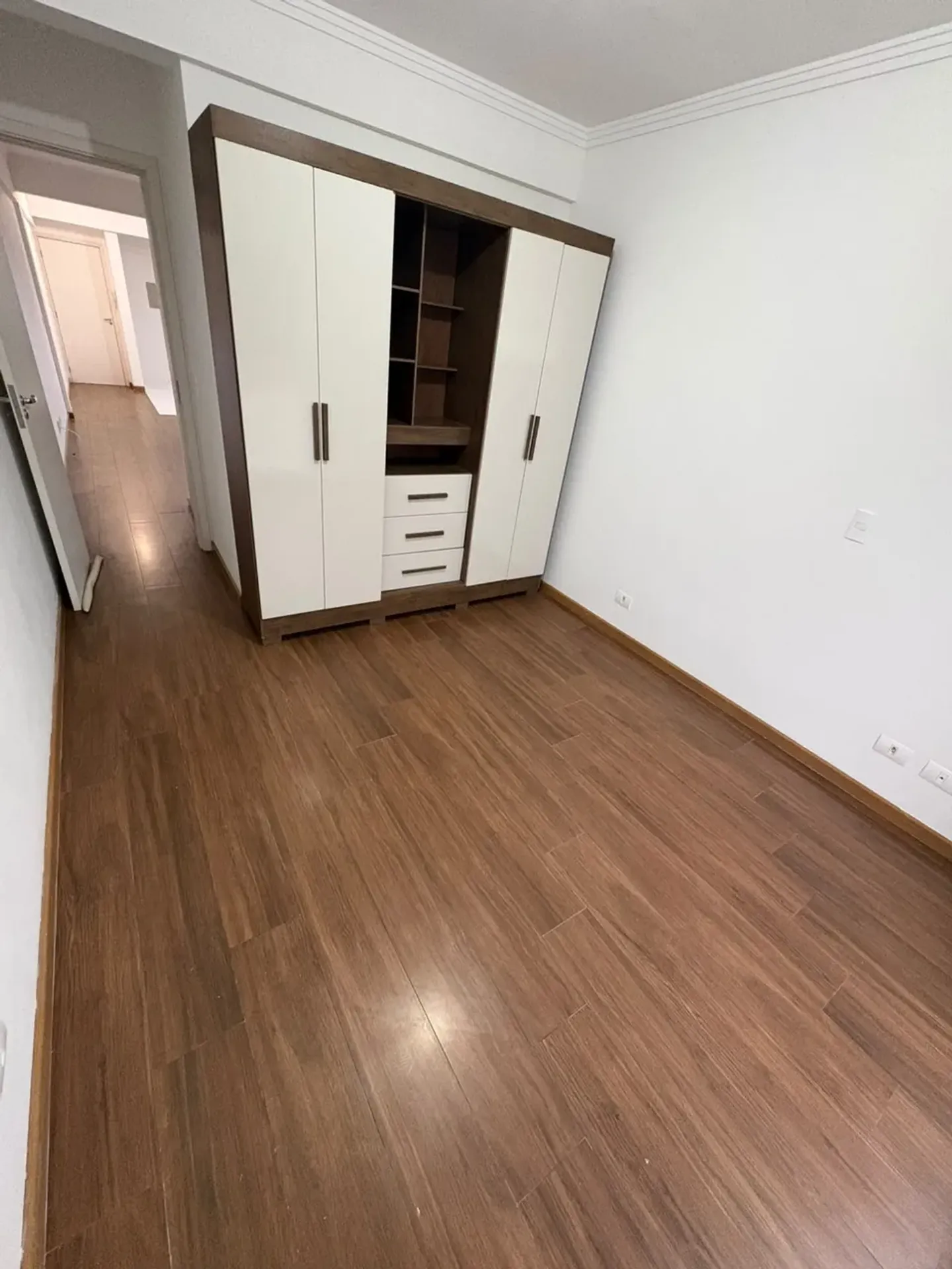 Apartment on the 3rd floor with wood or laminate floors