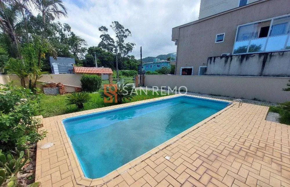 200 m² house with a fireplace and a grill on the balcony
