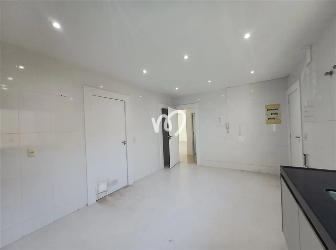 900 m² house with 5 bedrooms and 5 parking spaces — photo 13