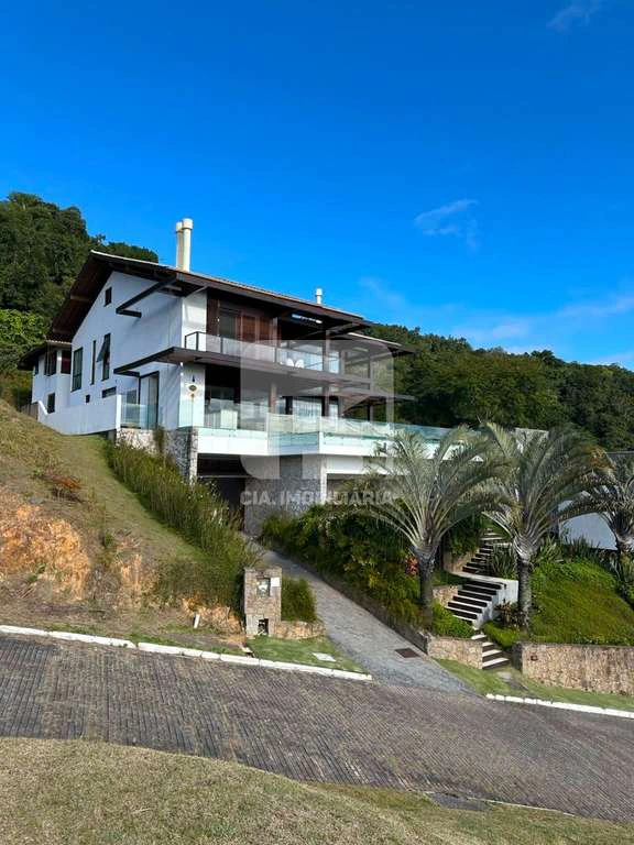 Casa mobiliada com 6 quartos e jardim privativo