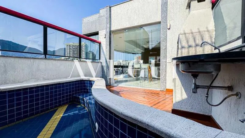4-bedroom apartment in a building with a pool — photo 14