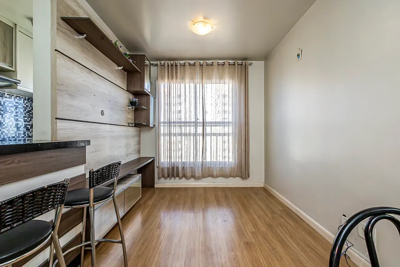 2-bedroom apartment with wood or laminate floors in Curitiba — photo 14