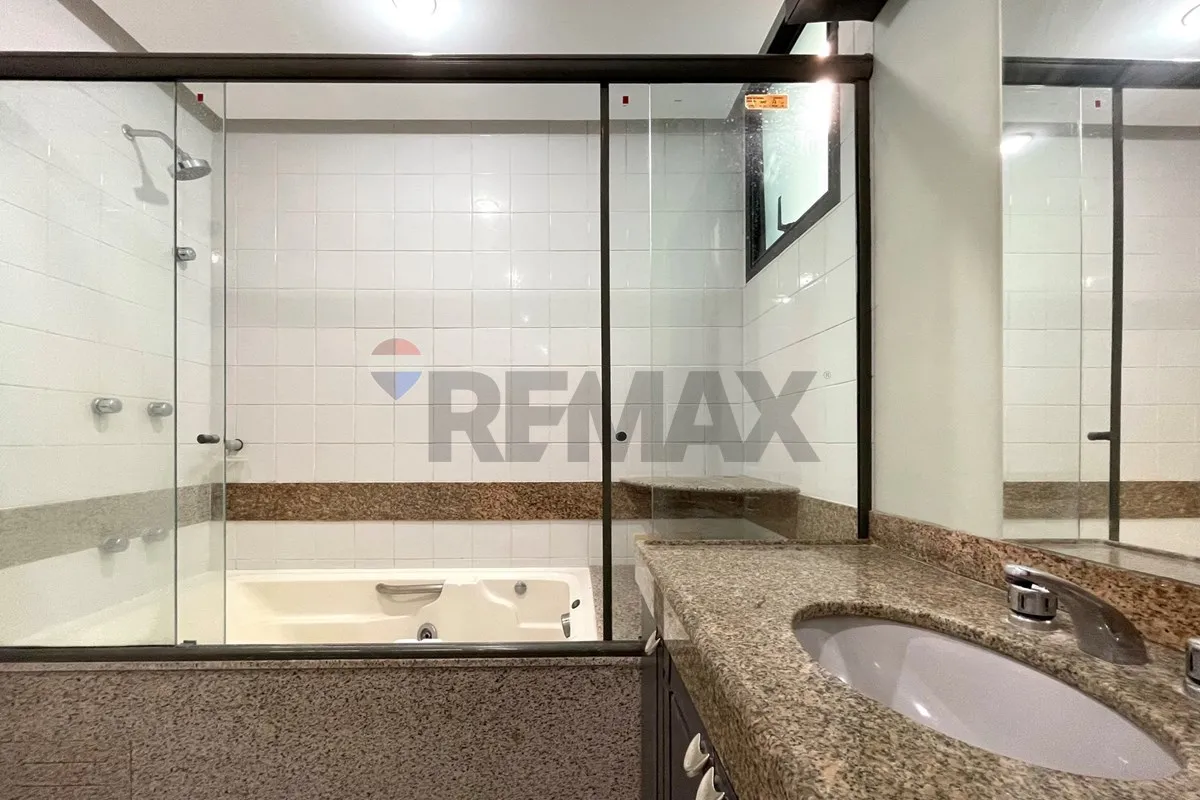 Duplex penthouse with 3 en-suite bedrooms and 200 m² — photo 41
