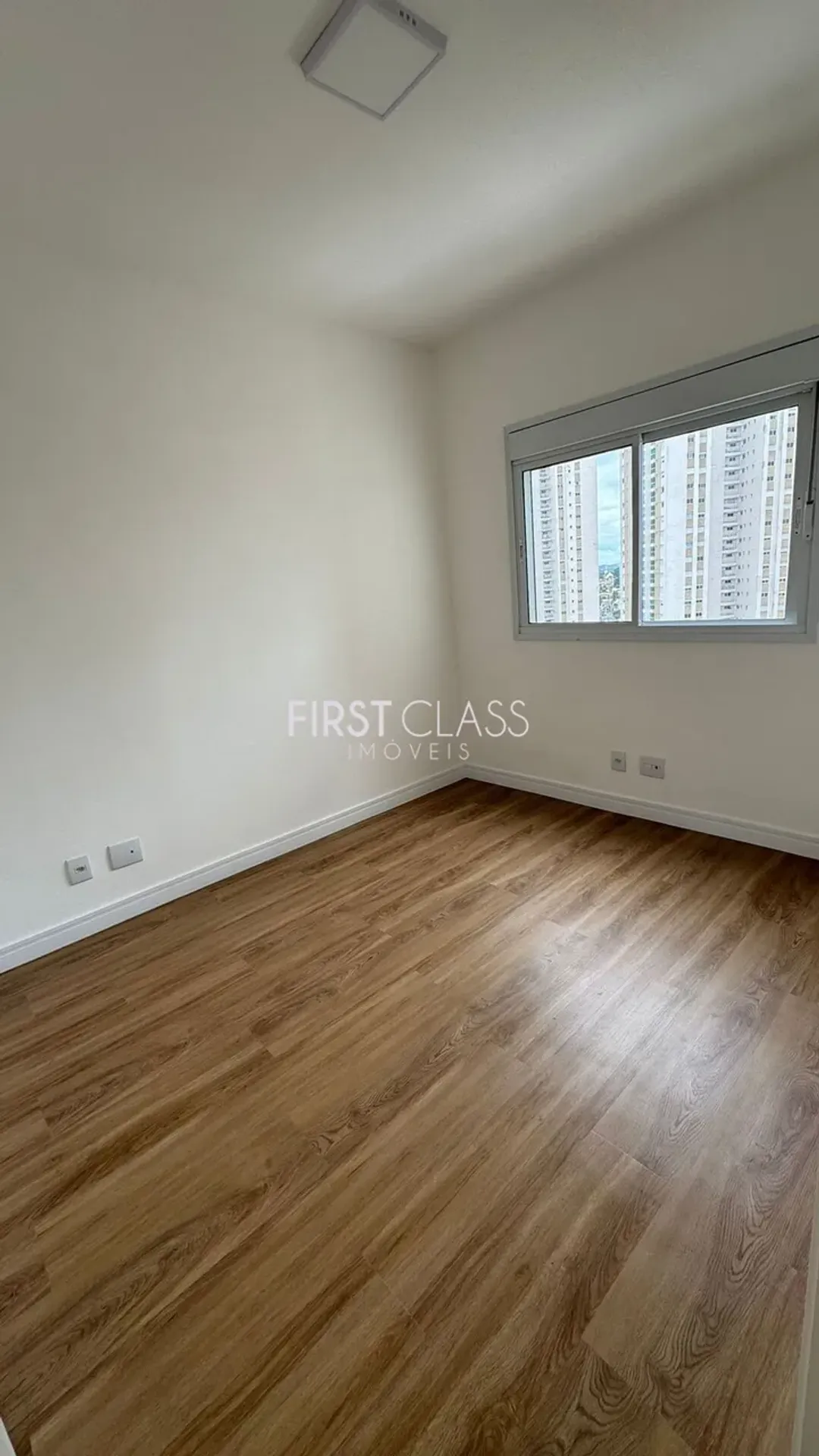 Wood or laminate floors in a 3-bedroom apartment, 113 m² — photo 12