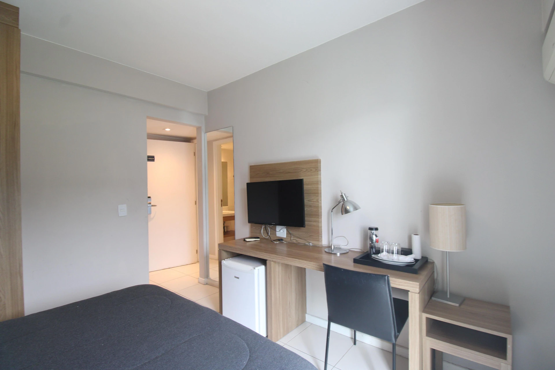 Furnished studio with 1 bedroom and open-plan kitchen — photo 2
