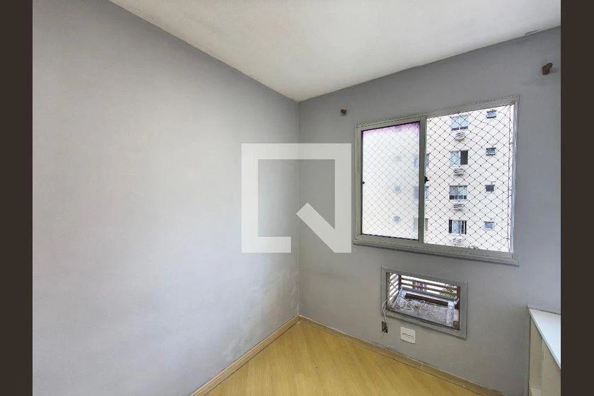 2-bedroom apartment with wood or laminate floors — photo 5
