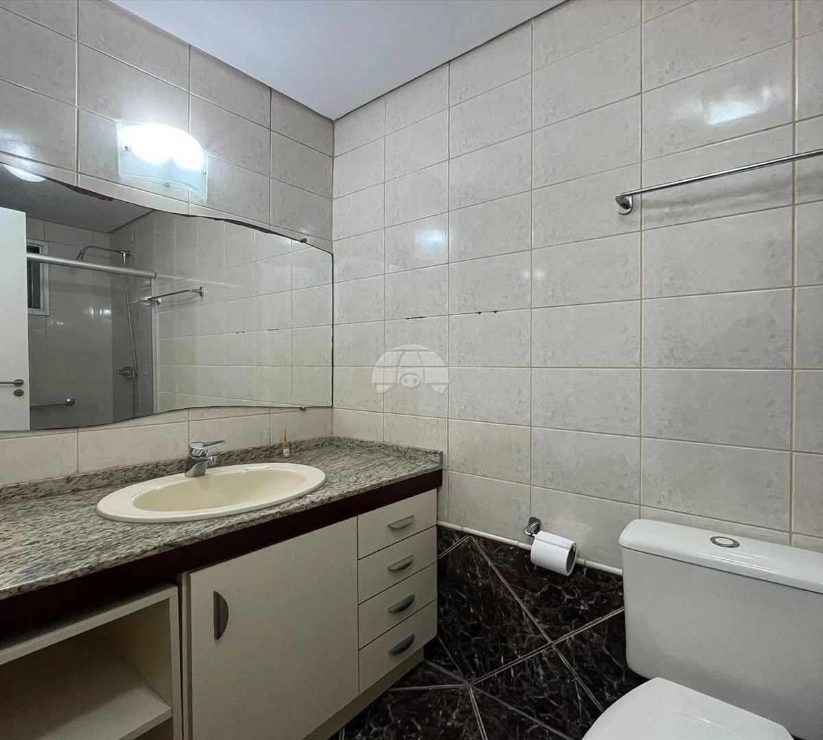 3-bedroom apartment with a bathtub in Curitiba — photo 22