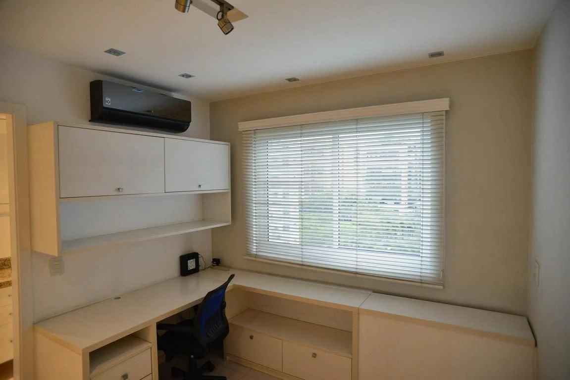 3-bedroom apartment with a glass-enclosed balcony — photo 16